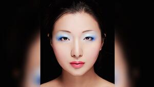 Das Augen-Make-up sticht bei diesem Look besonders hervor.