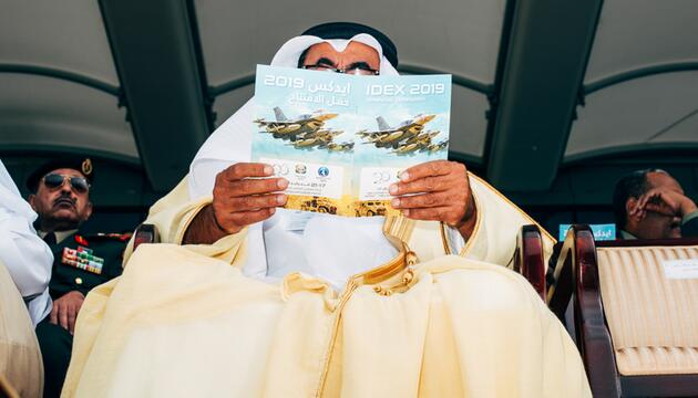 Eine Broschüre zur IDEX 2019 in Abu Dhabi