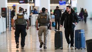 ICE-Agenten patrouillieren an einem Flughafen.