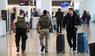 ICE-Agenten patrouillieren an einem Flughafen.