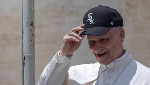 Papst Leo mit einer Kappe der Chicago White Sox.