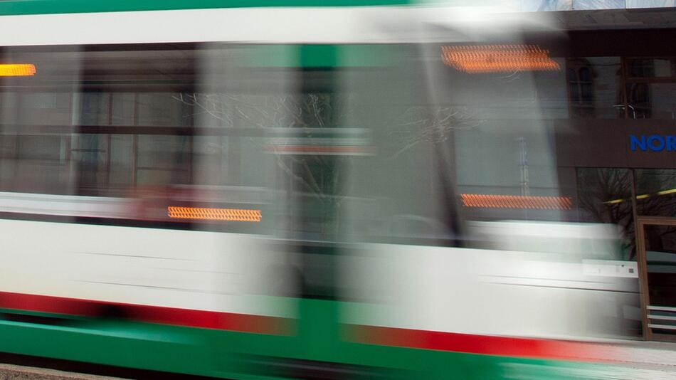 Mann in Lebensgefahr - erste Hinweise nach Strassenbahn-Attacke