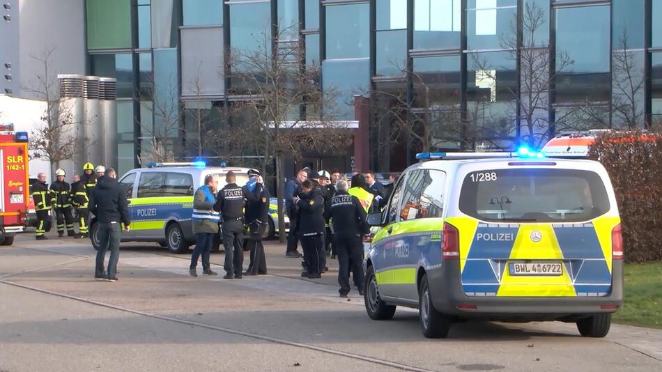 Polizei vor der Schule