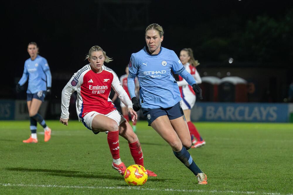 ManCitys Rebecca Knaak (rechts) im Zweikampf mit Arsenals Alessia Russo.