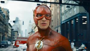 "The Flash": Barry Allen (Ezra Miller, l.) ist versehentlich in der Zukunft gelandet.
