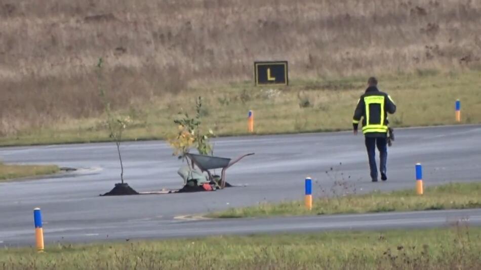 Bäume auf dem Rollfeld: Klima-Protest am Flughafen Kassel