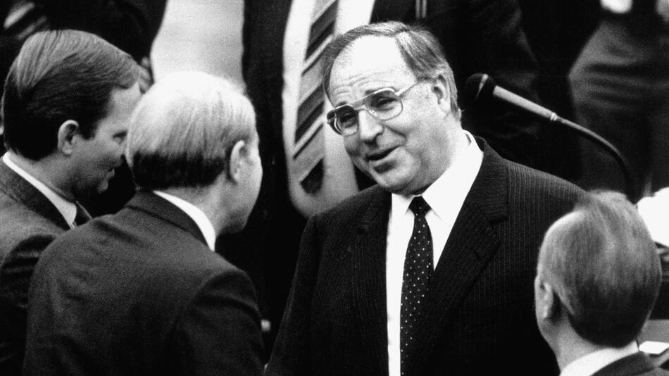 Helmut Kohl stellt im Bundestag die Vertrauensfrage