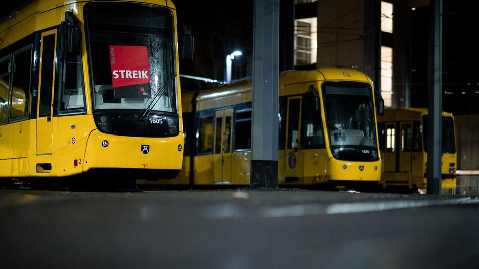 "STREIK"-Poster klebt auf einer Bahn im Depot der Ruhrbahn