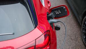 Elektroauto lädt an Ladesäule