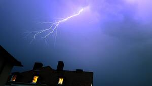 Blitze über einem Wohnhaus während eines Gewitters