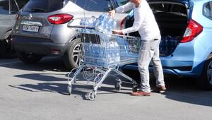 EInkaufswagen mit Wasser