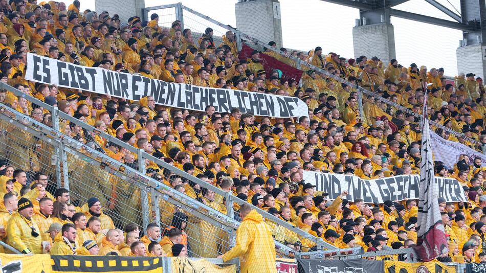 Fans von Dynamo Dresden beim Auswärtsspiel gegen den FC Ingolstadt 04.