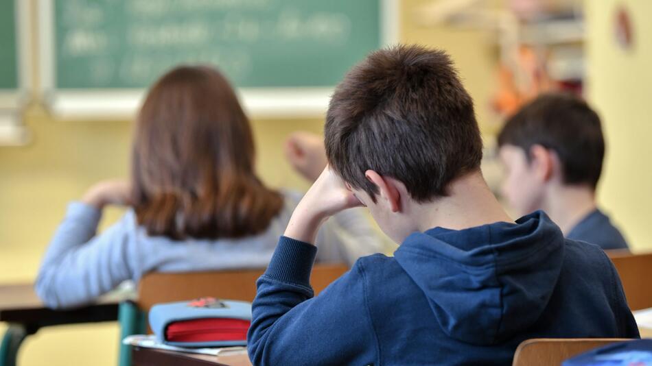 Mehrere Schulkinder im Klassenzimmer