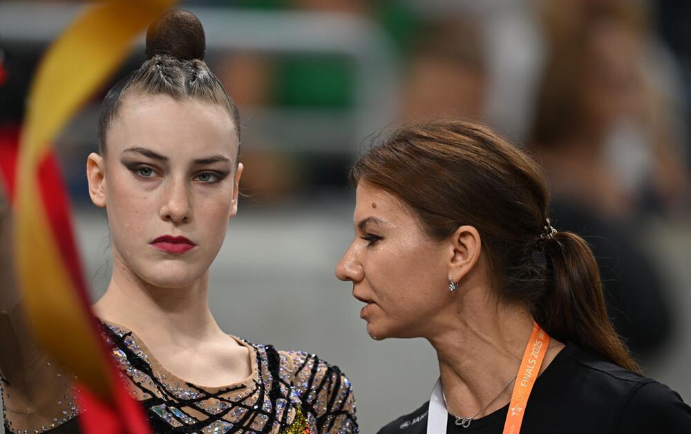 Darja Varfolomeev (l) und ihre Trainerin Julija Raskina