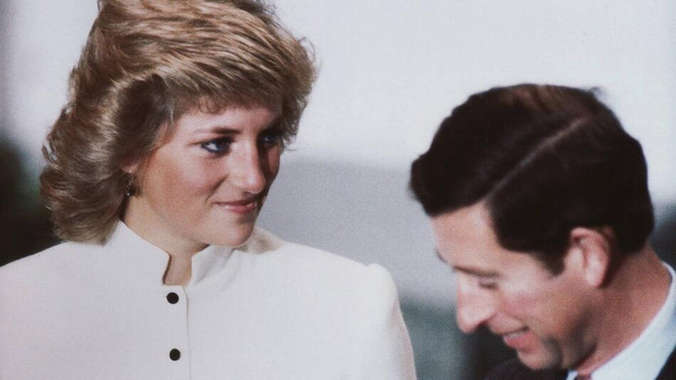 Prinzessin Diana war die erste Ehefrau des heutigen Königs Charles. 1992 gaben sie ihre Trennung ...