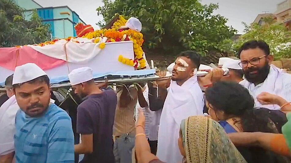 Überlebender der Air-India-Katastrophe trägt den Sarg seines Bruders