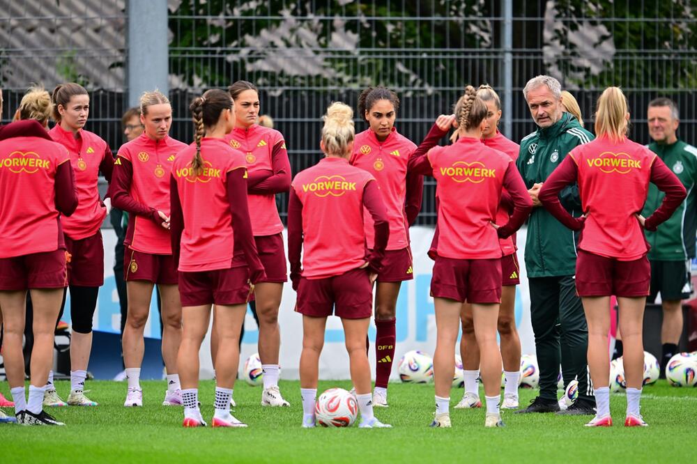 Fussball: Frauen, EM, Vor dem Halbfinale Spanien - Deutschland