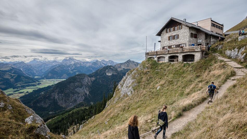 Wanderer auf dem Weg zur Bad Kissinger Hütte bei Pfronten