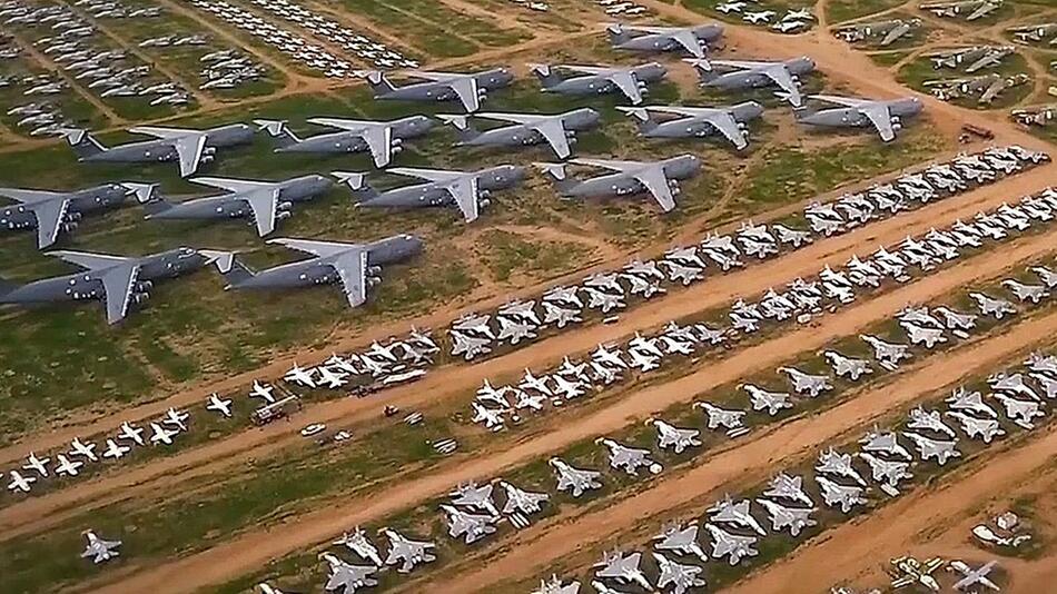 „The Boneyard“ in Arizona: Luftaufnahmen zeigen gigantischen Flugzeugfriedhof