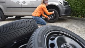 Eine junge Frau beim Radwechsel