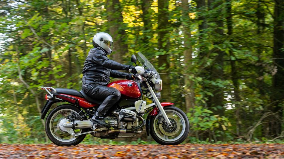 Motorradfahrer auf einer herbstlichen Landstrasse