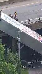 Sattelzug hängt von einer Brücke: Unfall legt Verkehr in Pennsylvania lahm