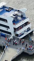 Partyyacht „Timeless“ kracht in Pier in New York