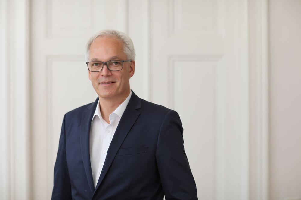 Dr. Peter Meyer