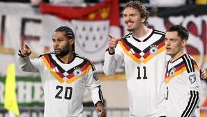 Serge Gnabry, Nick Woltemade und Florian Wirtz feiern das 1:0.