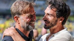 Jürgen Klopp (L) herzt Mats Hummels bei dessen Abschiedsspiel.