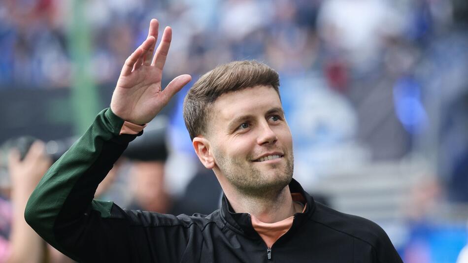 Als Trainer des FC St. Pauli winkt Fabian Hürzeler ins Publikum