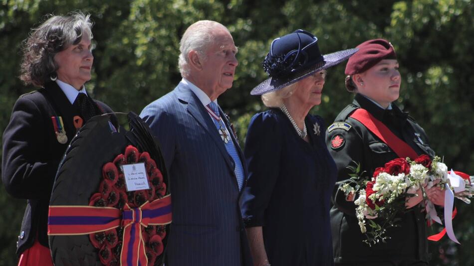 Letzte Station während des Ottawa-Besuchs: Am National War Memorial legten Charles und Camilla ...