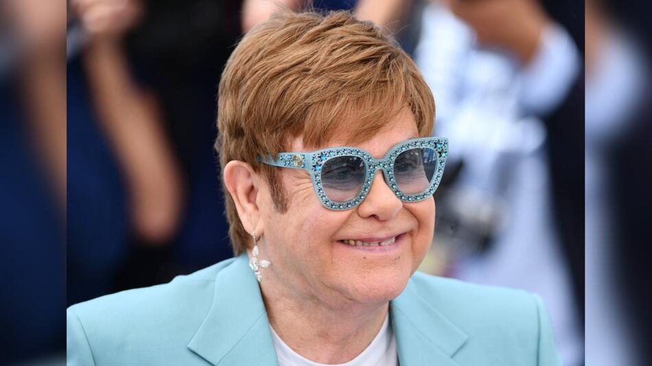 Elton John lebt seit 35 Jahren abstinent.