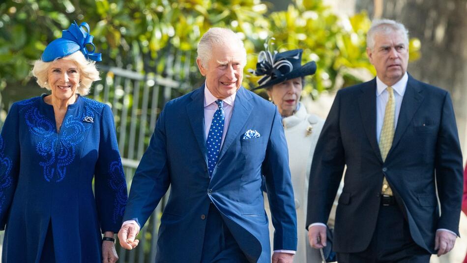 König Charles (l.) und sein Bruder Prinz Andrew sollen den royalen Sommerurlaub gemeinsam in ...