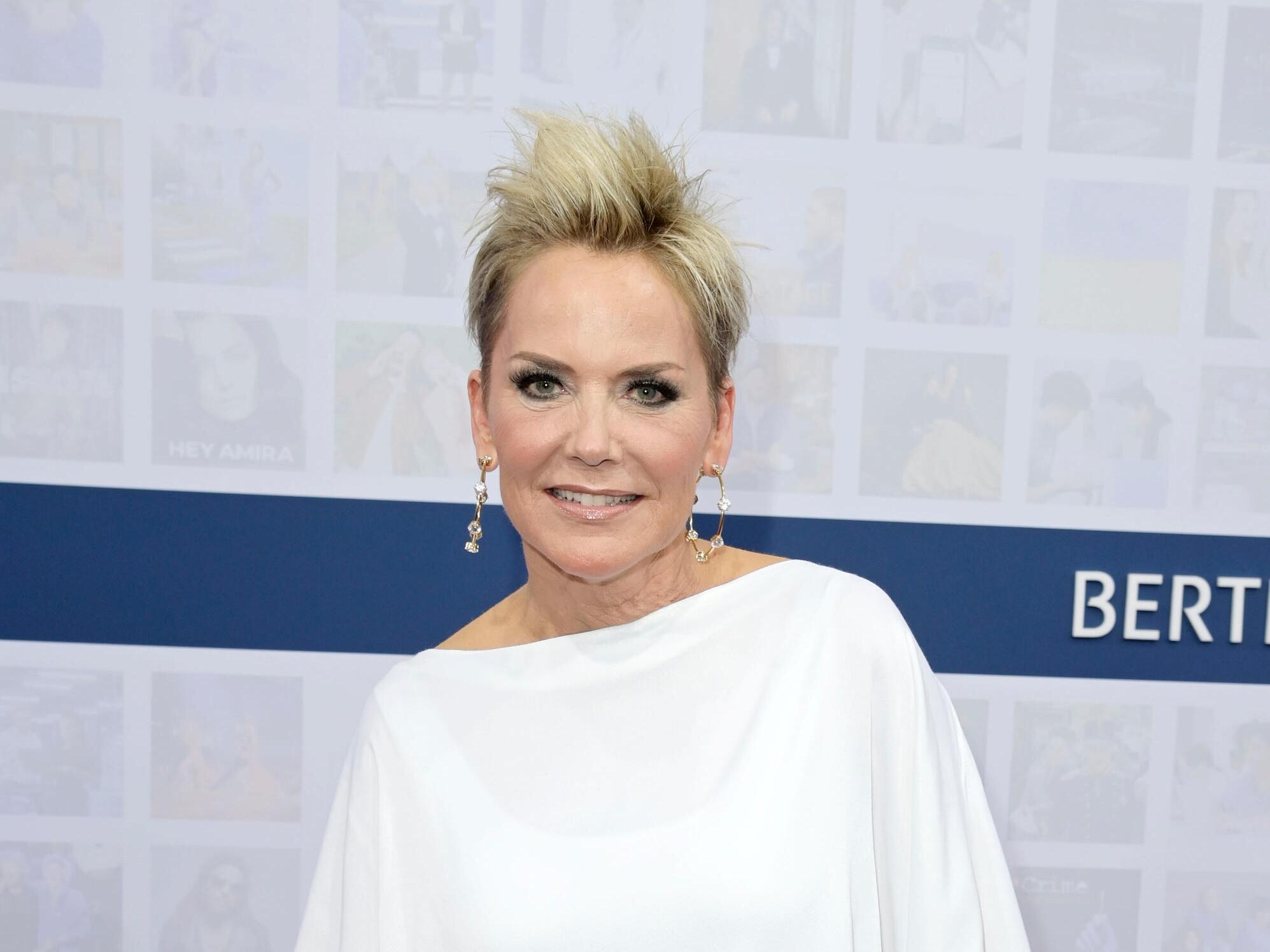 Erome cayleependerass we all settled in the room together,