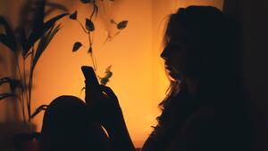 Frau am Handy im Gegenlicht. 