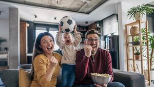 Familie schaut zusammen Fussball