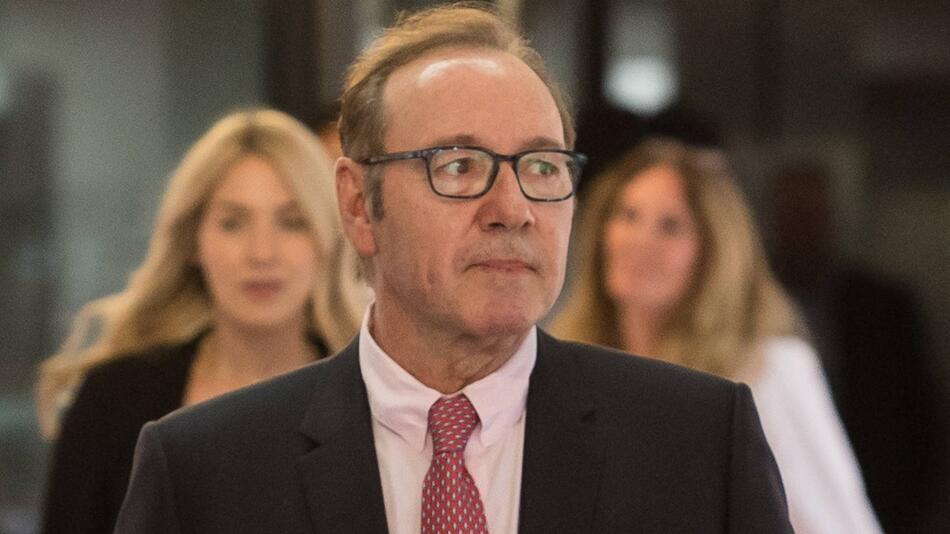 Kevin Spacey auf dem Weg zu seinem Gerichtsprozess 2023 in London.