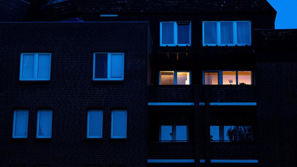 Licht leuchtet in einem Mehrfamilienhaus in einer Wohnung
