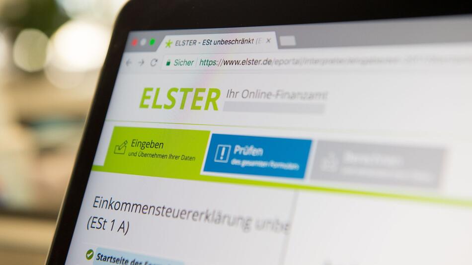 Elster auf einem Laptop