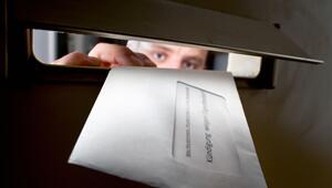 Ein Mann wirft eine Eigenbedarfskündigung in einen Briefkasten