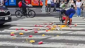 Karren umgekippt: Fussgänger greifen Obstverkäufer am Times Square unter die Arme