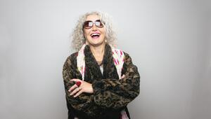 Ältere Frau mit Sonnenbrille 