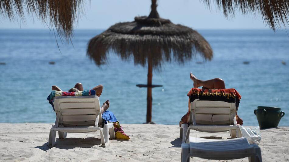 Touristen liegen am Strand in Sousse