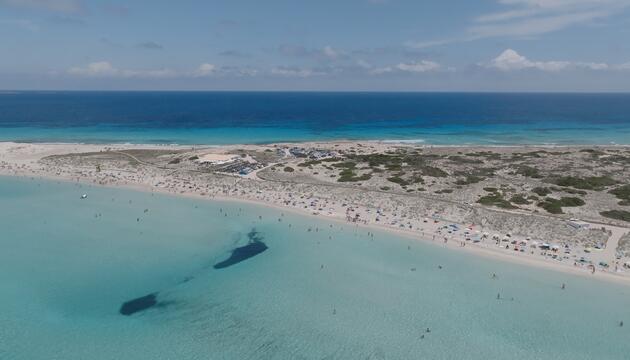 Formentera beschränkt die Anzahl an Strandliegen und Sonnenschirmen