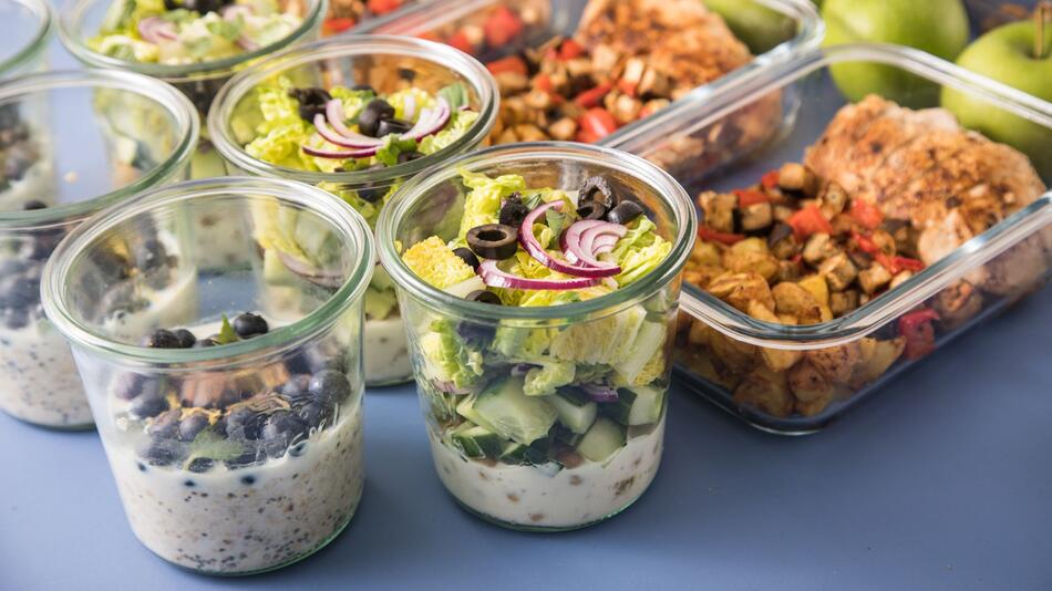 Meal Prep mit Salat, Dessert und Hauptgericht mit Hühnchen