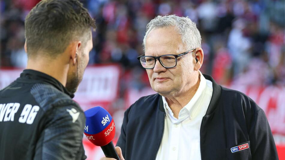 Ulli Potofski in seinem Element: Fast zwei Jahrzehnte war er als Fussballkommentator für Sky im ...