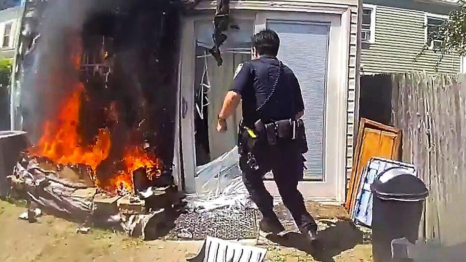 Feuer bedroht Haus: Polizisten retten zufällig schlafende Bewohner