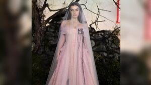 Romantisch, dramatisch, gotisch: Charli xcx bei der UK-Premiere von "Wuthering Heights".