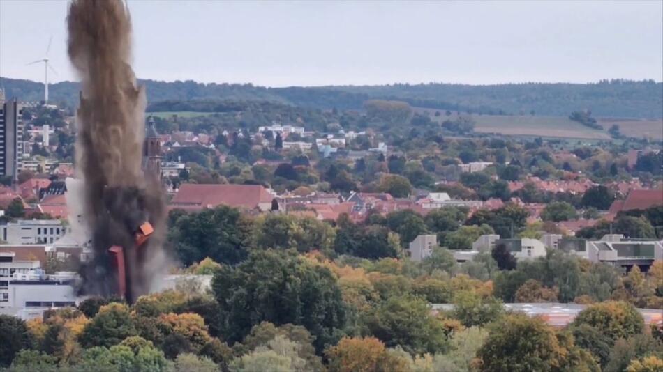 Staubfontäne schiesst in den Himmel: Blindgänger in Göttingen kontrolliert gesprengt